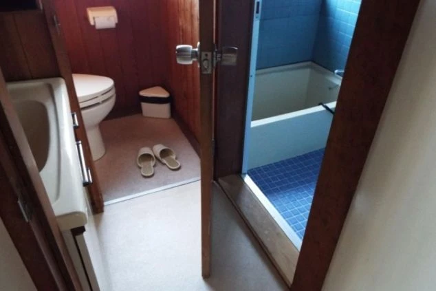 リゾートバイト寮の浴室。トイレと分かれたセパレートタイプのバスルーム。浴槽で仕事の疲れを癒せる。