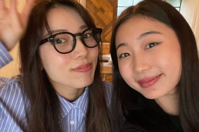 リゾートバイトで出会った、仲の良い女性スタッフ二人のセルフィー。休日にカフェでおしゃべりを楽しんでいる様子です。