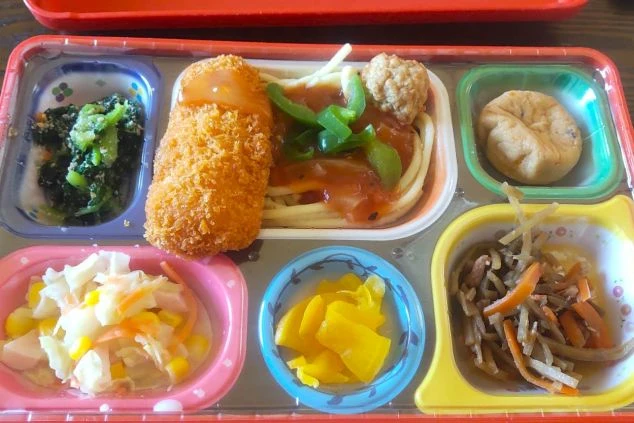 リゾートバイトは食費が無料になる賄い付き求人が魅力。栄養満点の美味しいご飯で、住み込み生活も安心。