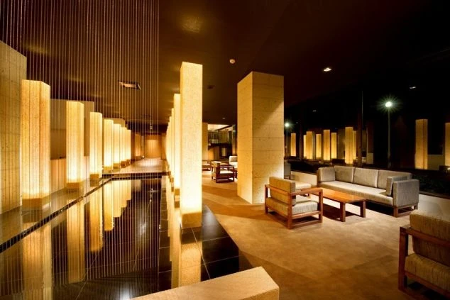 ホテルや旅館の庭園にある夜間のライトアップ。幻想的な雰囲気のリゾート施設