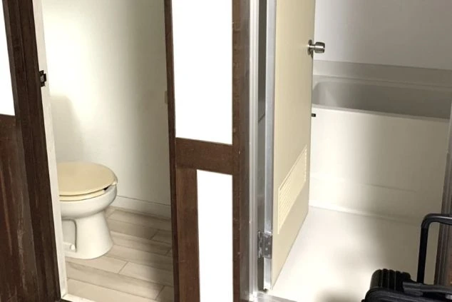 リゾートバイトの寮にあるトイレと浴室。それぞれの入り口が見え、プライベートな空間が確保されている。