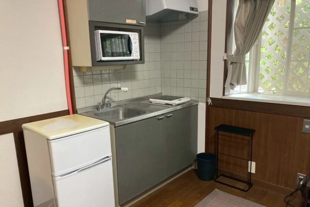 リゾートバイトの寮のキッチン。冷蔵庫、電子レンジ、電気コンロが備え付けられており、簡単な調理ができる。