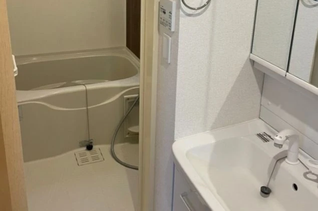 箱根でリゾートバイトするスタッフが住む寮の洗面所とお風呂の画像。