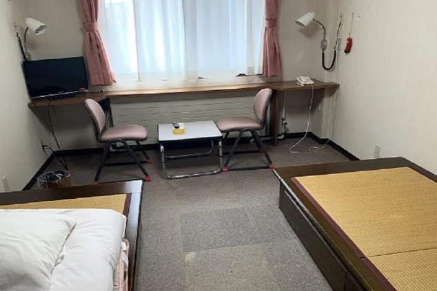 テレビやデスクが備え付けられた、リゾートバイトの寮の個室。プライベートな空間で、快適に過ごせる部屋です。