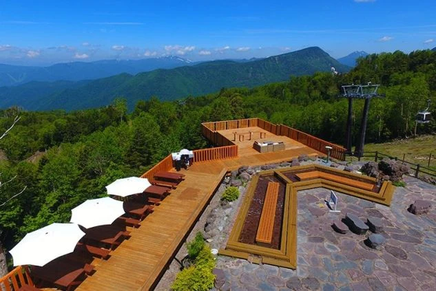 休日に利用できる、丸沼高原の山頂にある豪華なウッドデッキテラス。大自然の絶景を満喫。