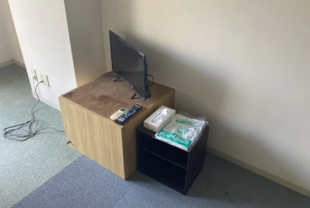 日当たりの良い部屋の隅に置かれた箱。