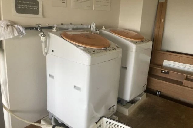 いくつかの電化製品が置かれたユーティリティルーム。