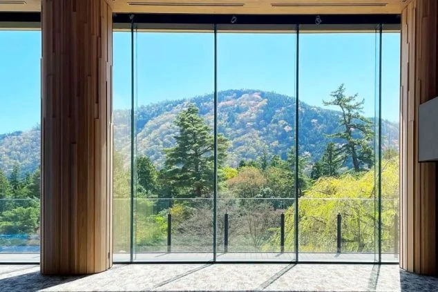 勤務先となるホテルの窓から望む、新緑の山々の絶景。開放的な空間で働きながら自然を満喫。