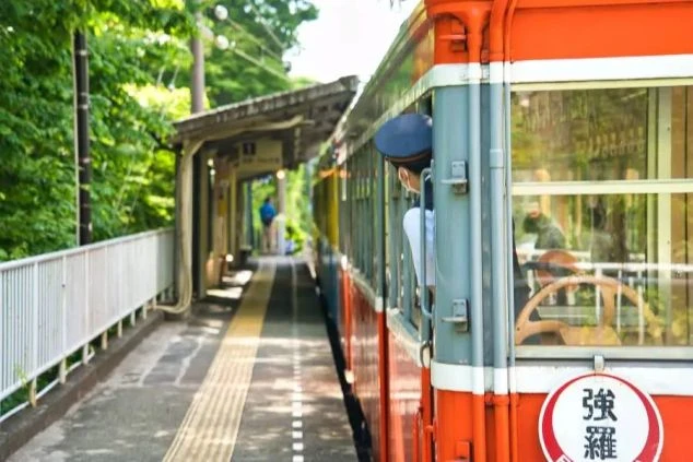 緑豊かな山間を走る箱根登山電車。風光明媚な温泉地での仕事と休日の電車旅を満喫。