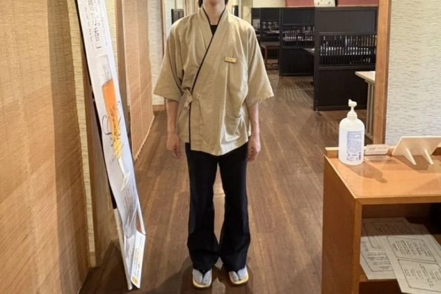 リゾートバイトの制服画像。和装の制服を着て働く旅館スタッフ。