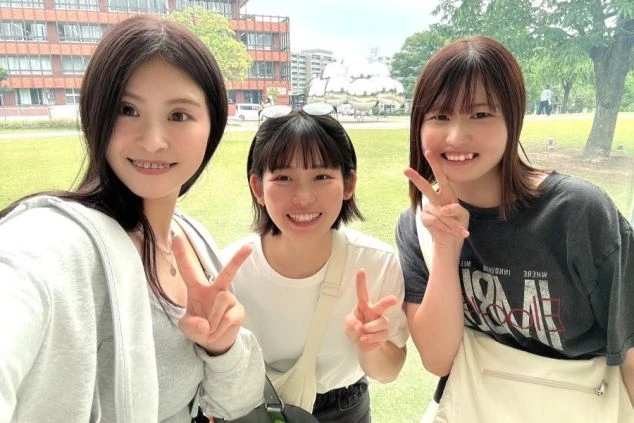 観光地で笑顔でピースサインをする3人の女性。リゾートバイトで新しい出会いや友情を育み、仕事の休日に観光を楽しんでいる様子が伝わるワクトリスタッフが撮影したオリジナル画像。