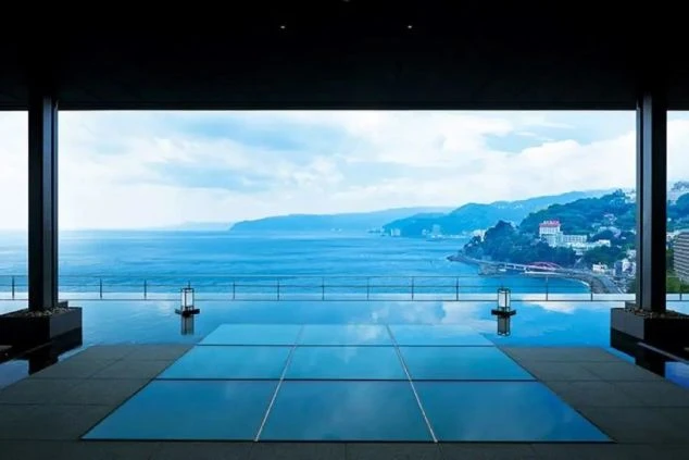 夕暮れの空と海が反射しており、幻想的な雰囲気を醸し出している。リゾートバイトの寮やホテルの福利厚生としても利用できる、温泉の画像。