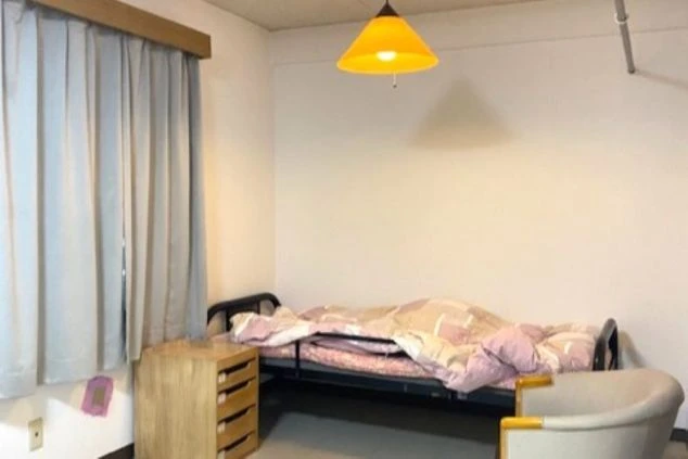 落ち着いた雰囲気のシンプルな寮の個室。プライベートな時間をしっかり確保でき、自分のペースで生活できます。