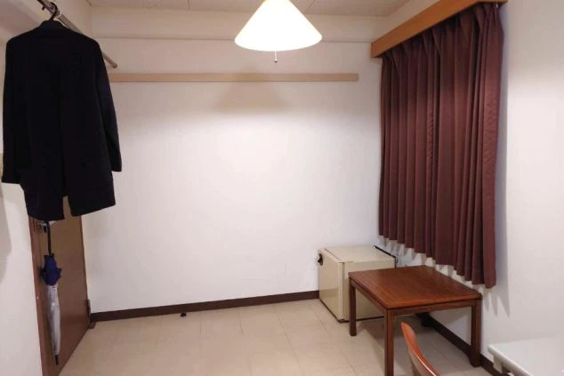 寮の個室にあるクローゼットやテーブル。生活に必要な家具が揃っており、すぐに新生活を始められます。