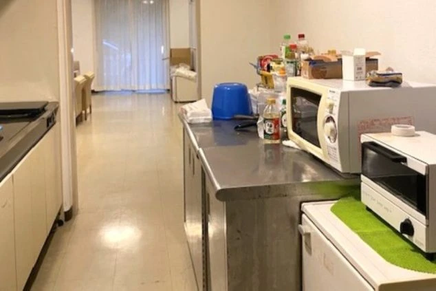 共有スペースの広々としたキッチン。自炊をしたり、同僚と料理を楽しんだりできます。