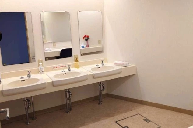 清潔感のある、複数人で利用できる洗面台。朝の身支度もスムーズに行えます。