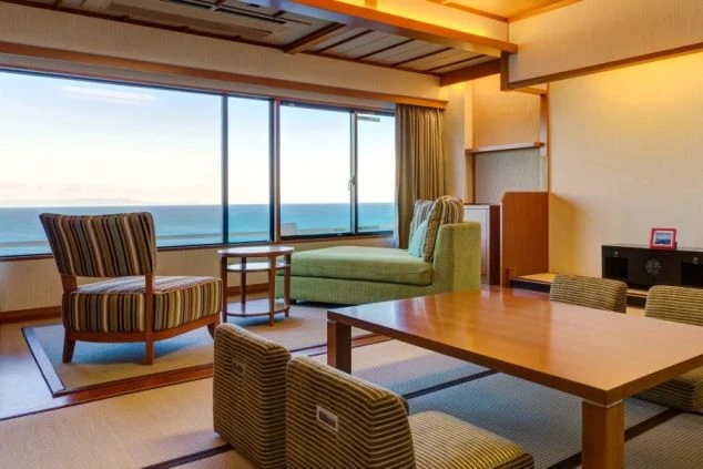 窓から広がる雄大な海の景色。リゾートバイトのオフには、部屋から絶景を眺めてリフレッシュできます。