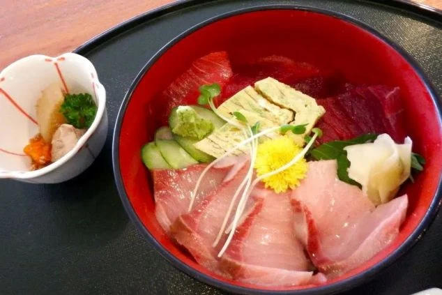 新鮮な魚介がたっぷり乗った海鮮丼。港町ならではの美味しい料理を堪能できる、食事が楽しみなリゾートバイトです。