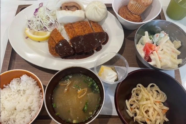 リゾートバイトの楽しみの一つである、ボリューム満点でバランスの良い従業員食堂の食事の画像。