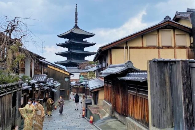 京都のリゾートバイトの休日に観光できる、五重塔と着物姿の人がいる産寧坂（三年坂）の街並みの画像。