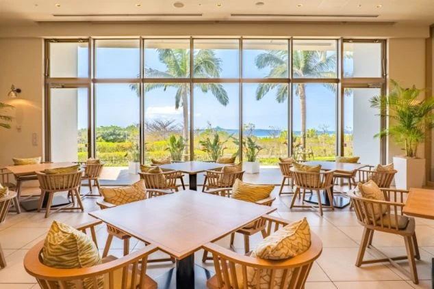 大きな窓から自然が見えるホテルレストラン。明るい雰囲気のホールスタッフの仕事場。