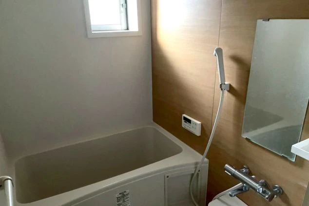 リゾートバイトの寮に完備された清潔な浴室。浴槽もあり、仕事の疲れを快適に癒せるプライベートな空間。