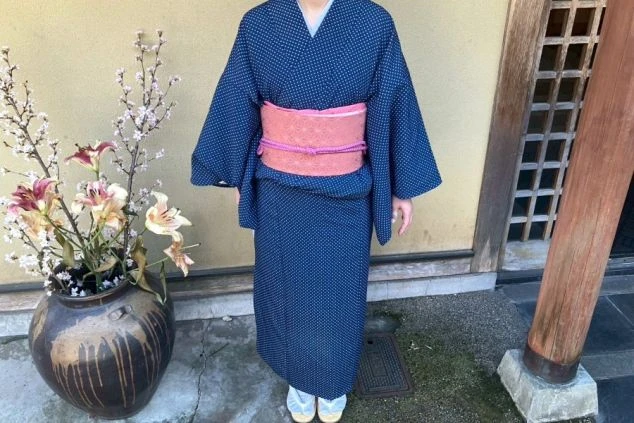 ワクトリのスタッフが撮った仲居の朝食時の制服画像。