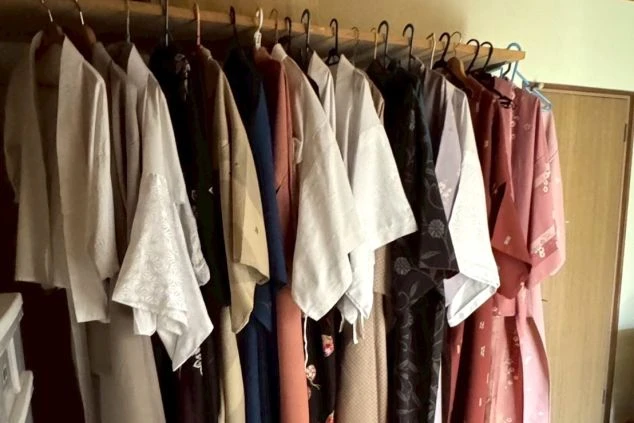 ワクトリのスタッフが撮った仲居の制服画像。色とりどりの制服が並んでいる。