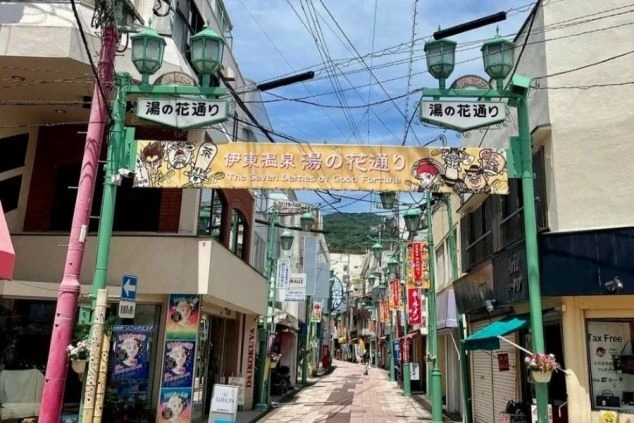 伊東温泉のメインストリート「湯の花通り」商店街。リゾートバイトの休日に買い物や食べ歩きを楽しめる周辺環境。