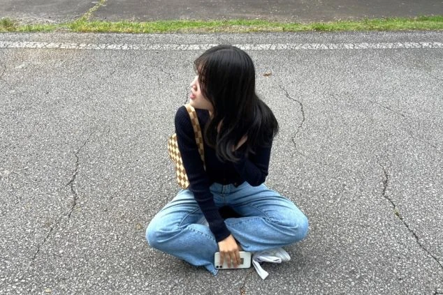 アスファルトにる女性。休日の何気ない一コマ。