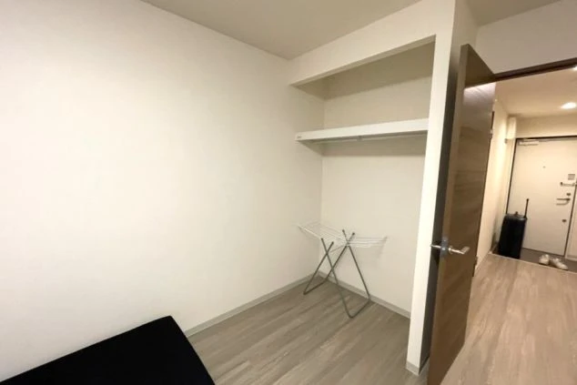 リゾートバイトの個室寮室内。クローゼット完備の清潔な洋室で、プライバシーが守れる快適な住み込み環境。