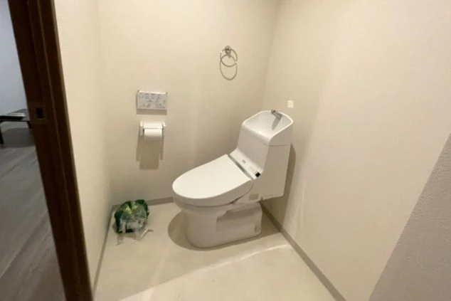 リゾートバイト寮の独立トイレ。温水洗浄便座付きの清潔な設備で、初めての住み込み生活も安心の居住スペック。