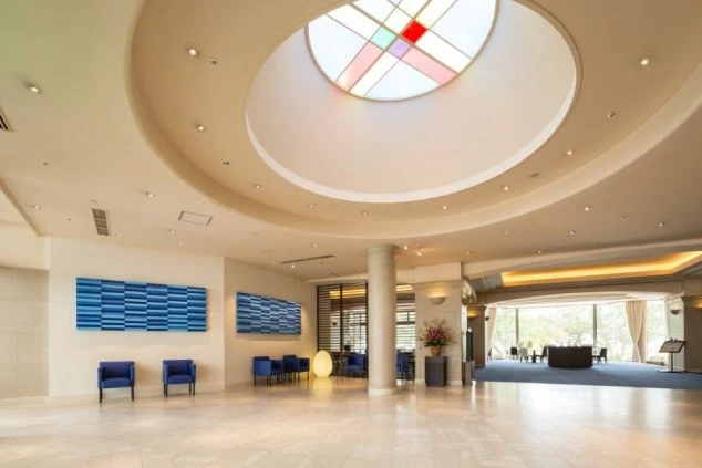 広々とした印象のロビーの写真。