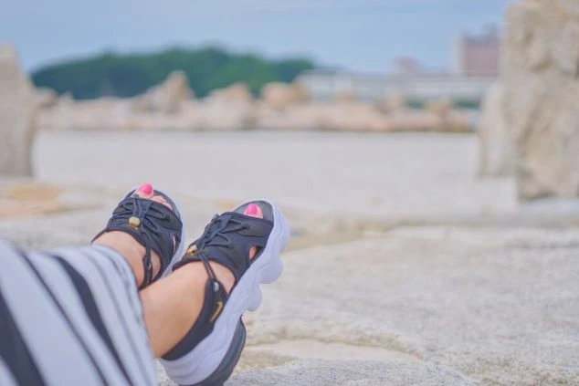 白良浜でくつろぐ女性の写真。