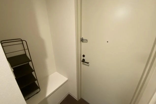 箱根の旅館でリゾートバイトするスタッフが住む寮の玄関のドアの画像。