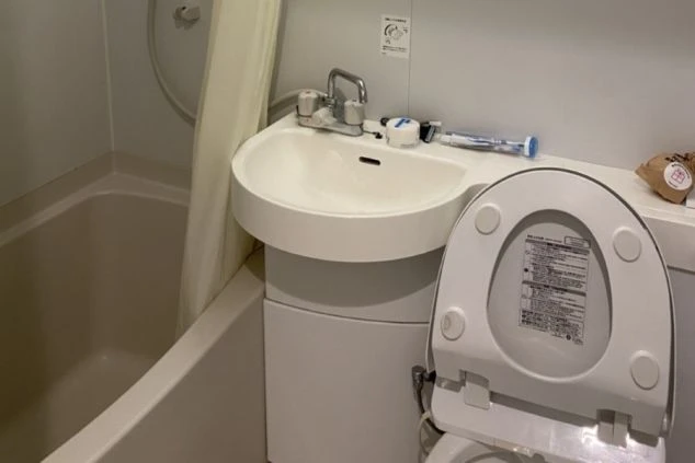 箱根の旅館でリゾートバイトするスタッフが住む寮のユニットバスの画像。