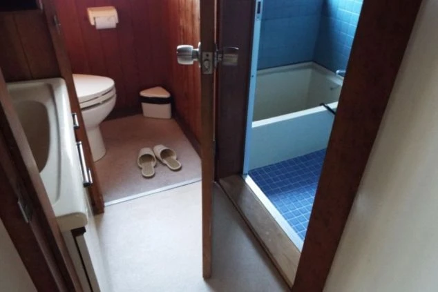 浴槽のある浴室と、トイレ・洗面台が分かれているバストイレ別の寮の様子。