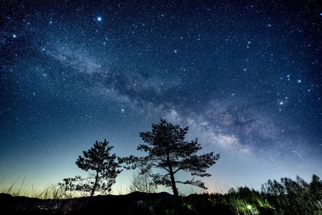 長野県・八ヶ岳エリアのリゾートバイトで出会える満天の星空と天の川の画像。標高の高い高原リゾートならではの、仕事終わりに癒やされる幻想的な夜景。