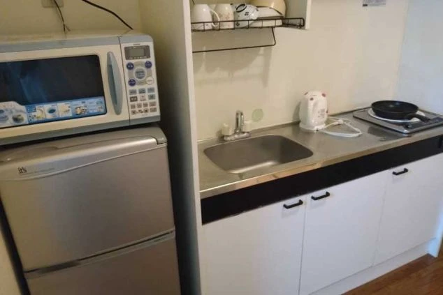 リゾートバイトの完全個室寮に完備されているキッチン・冷蔵庫・電子レンジ。冷蔵庫の容量が大きく、IHコンロ付きのため自炊も問題なくできます。
