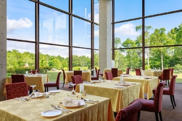 自然豊かな景色を一望できるレストランでリゾートバイト