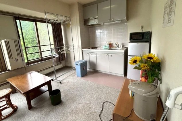 プライベート空間が確保された、リゾートバイトの寮の共有スペース