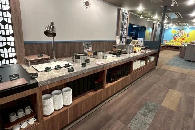 清潔で品揃え豊富なホテルのビュッフェ会場。リゾートバイト中は美味しいまかないや食事が提供される求人も多数。
