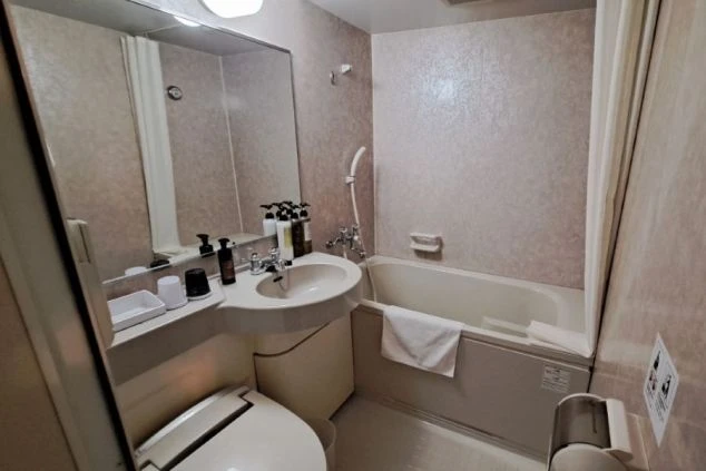 リゾートバイト寮に完備された、清潔なユニットバス。嬉しいウォシュレット付きで、アメニティも充実しています。