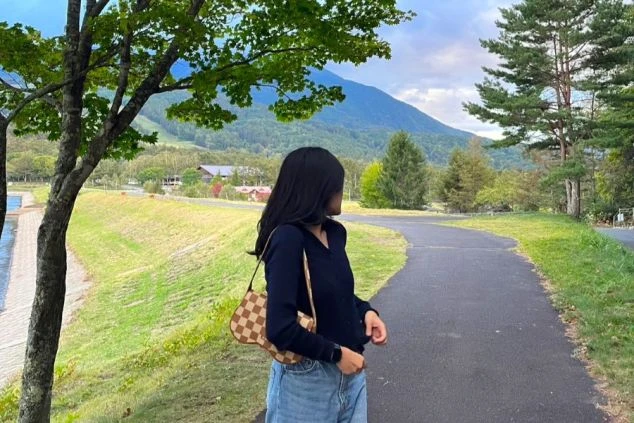 ワクトリスタッフが撮影した高原エリアでの20代女性の画像