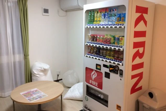  寮内に設置された自動販売機。飲み物などが手軽に購入でき、滞在中の利便性が高い。