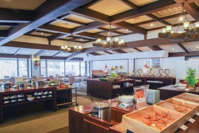 リゾートバイトの仕事先のイメージ画像。ホテルのレストランで、ビュッフェ形式の朝食が提供されている様子。