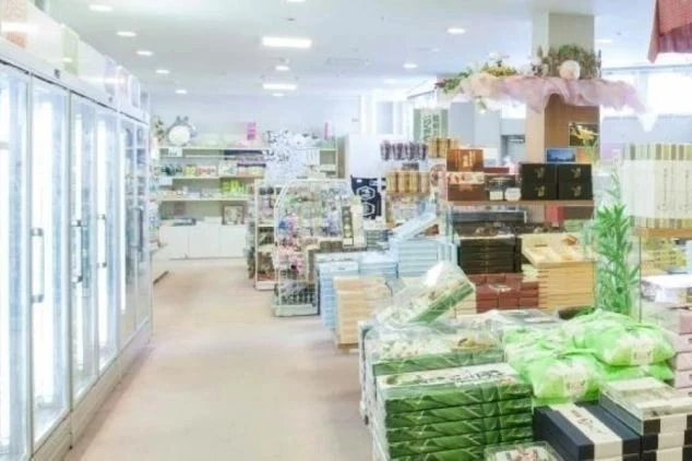リゾートバイトの仕事先のイメージ画像。ホテルの売店で、お土産や地元の特産品が並べられている様子。
