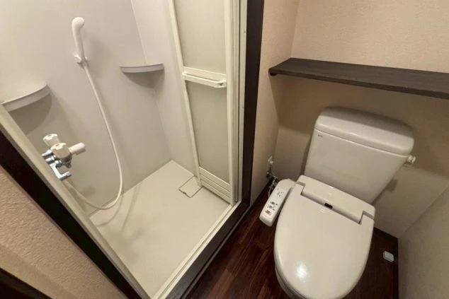 リゾートバイトの寮室内に完備されたシャワールームとトイレ。