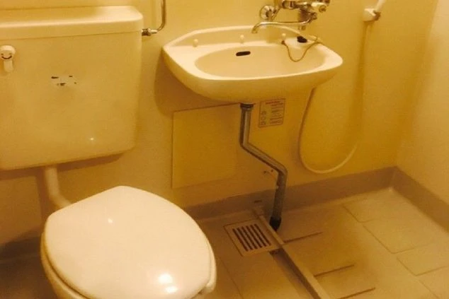 リゾートバイトの個室寮にあるユニットバス内トイレの画像。