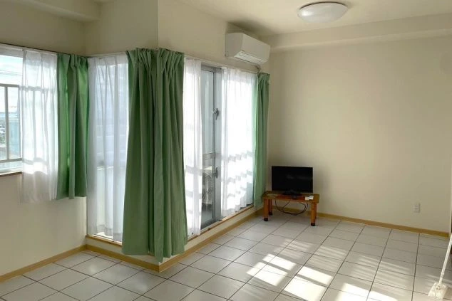 石垣島でリゾートバイトするスタッフが住む寮のリビングの画像。